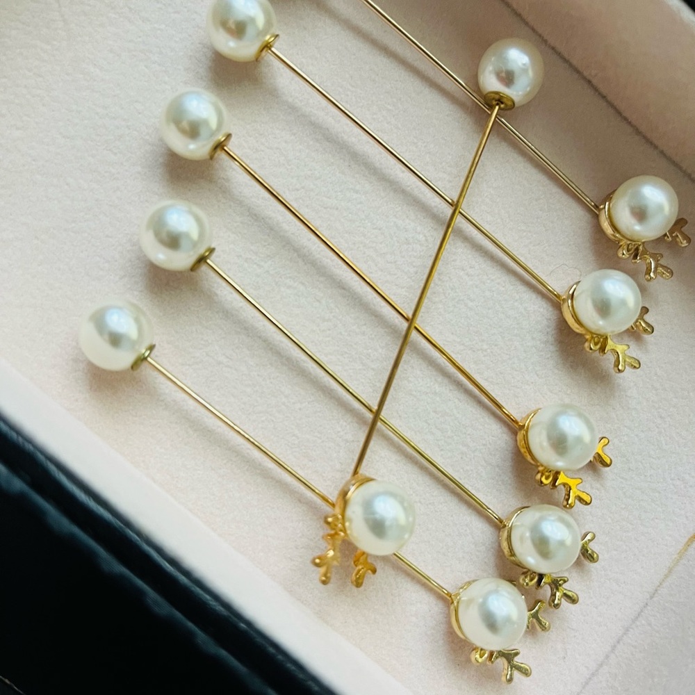 Reindeer pearl pin
